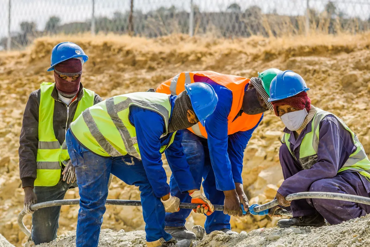 Techniciens en équipement de sécurité au travail sur un chantier