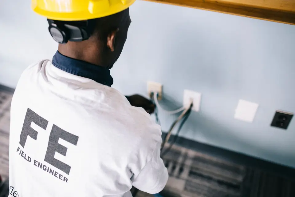 Technicien qui installe des prises électriques