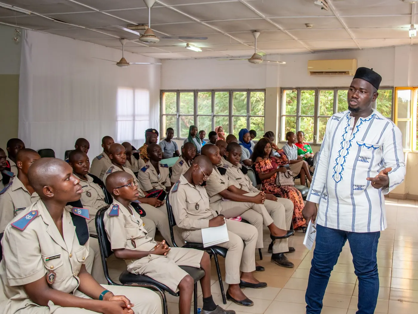 Formateur devant une classe de stagiaires