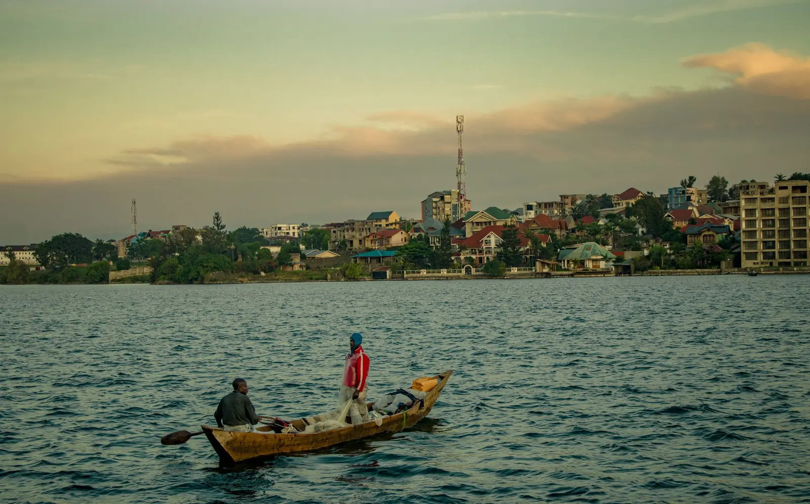Pêcheurs sur le lac Kivu au coucher du soleil, devant Goma