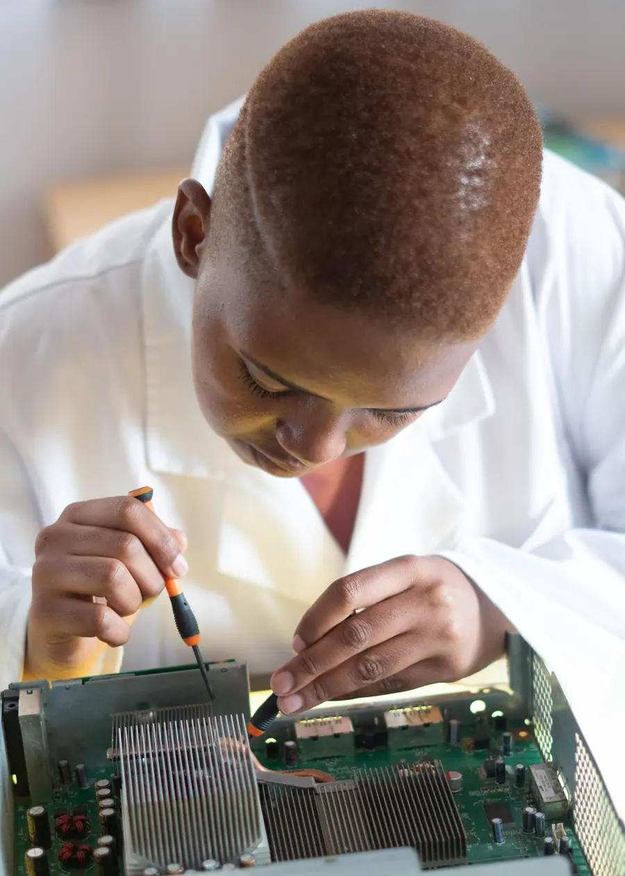 Technicien qui diagnostique une carte électronique